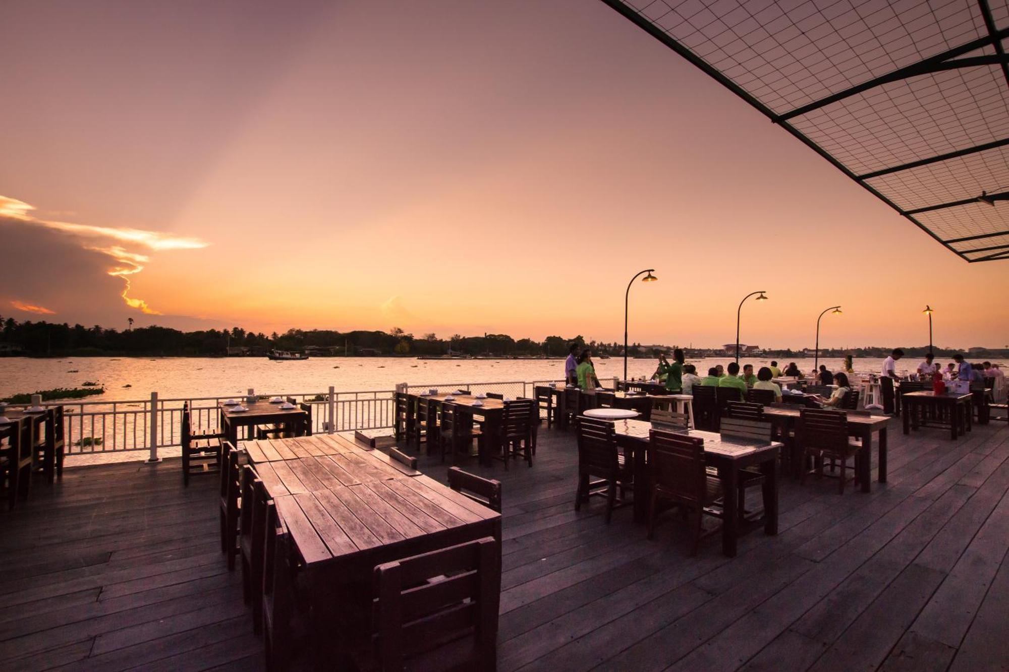 Kalanan Riverside Resort Nonthaburi Esterno foto